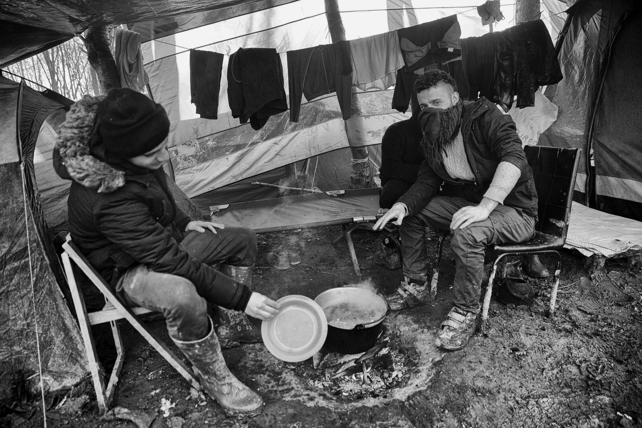  Three kurdish asylum seekers cooking potatoes in the refugee camp of Grande-Synthe, Dunkirki, France, January 8, 2016. Photo Delmi Alvarez. 