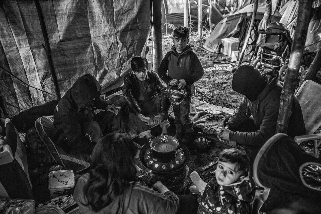  A kurdish family with six children cooking in his tent at the refugee camp of Grande-Synthe, Dunkirki, France, January 8, 2016. Photo Delmi Alvarez. 