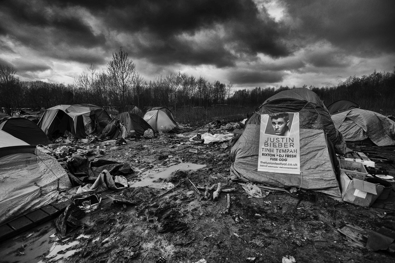  A banner over a camp tent with a photo of Justin Bieber at the makeshift refugee camp of Grande-Synthe, Dunkirque, France, January 15, 2016. Photo Delmi Alvarez. 
