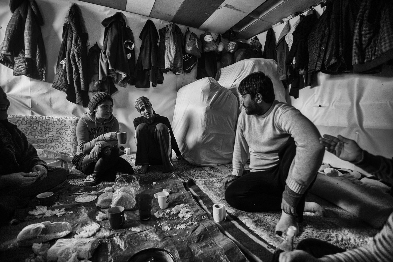  A Kurdish family inside a tent at the makeshift camp of Grande-Synthe, Dunkirque, France, January 15, 2016. Photo Delmi Alvarez. 