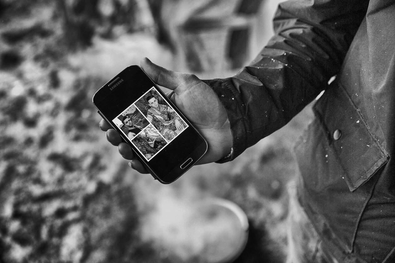  A kurdish peshmerga asylum seeker show a picture in his mobile phone  in the refugee camp of Grande-Synthe, Dunkirki, France, January 8, 2016. Photo Delmi Alvarez. 