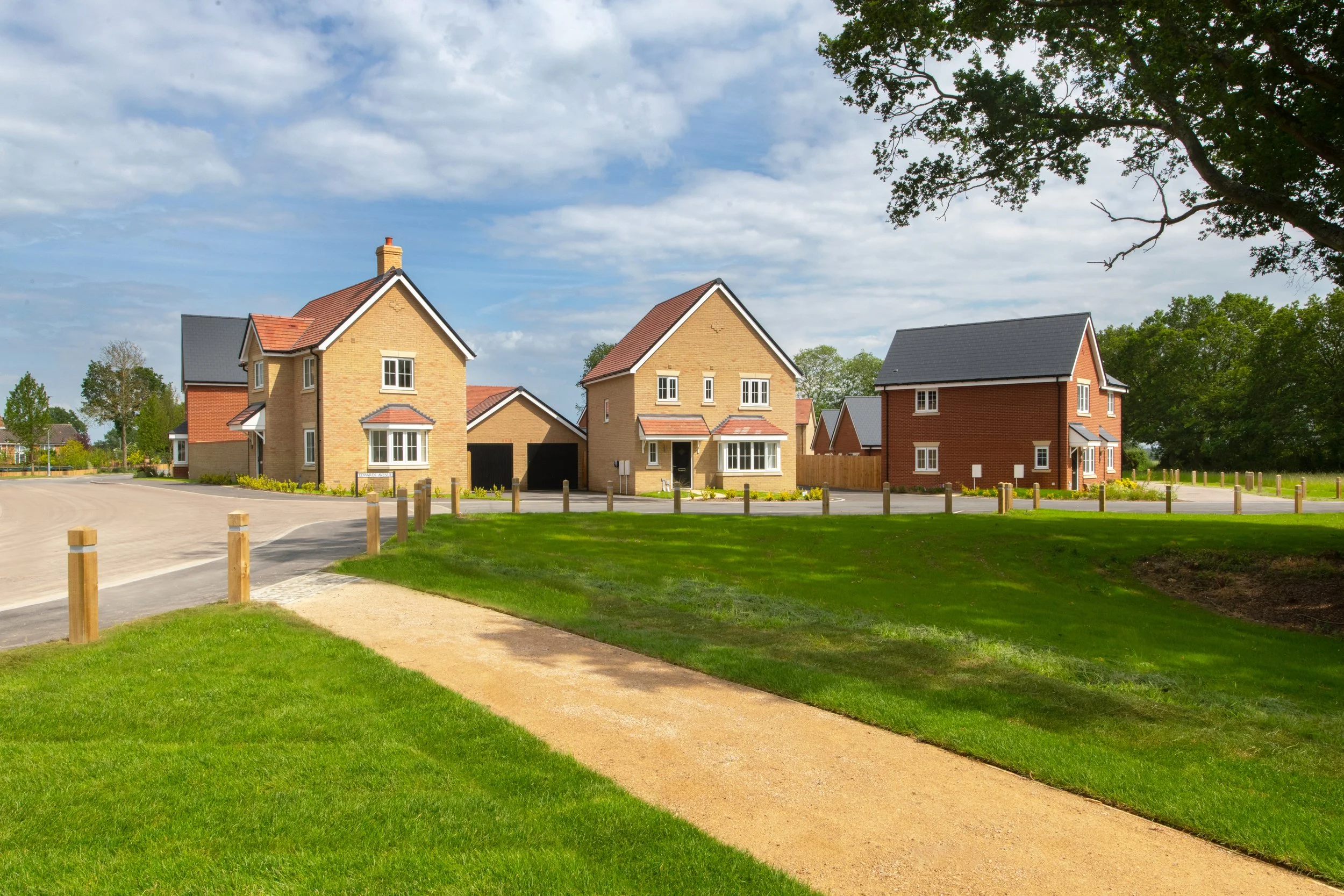 001 BellwayEssex_OakfieldPark_External_Website.jpg