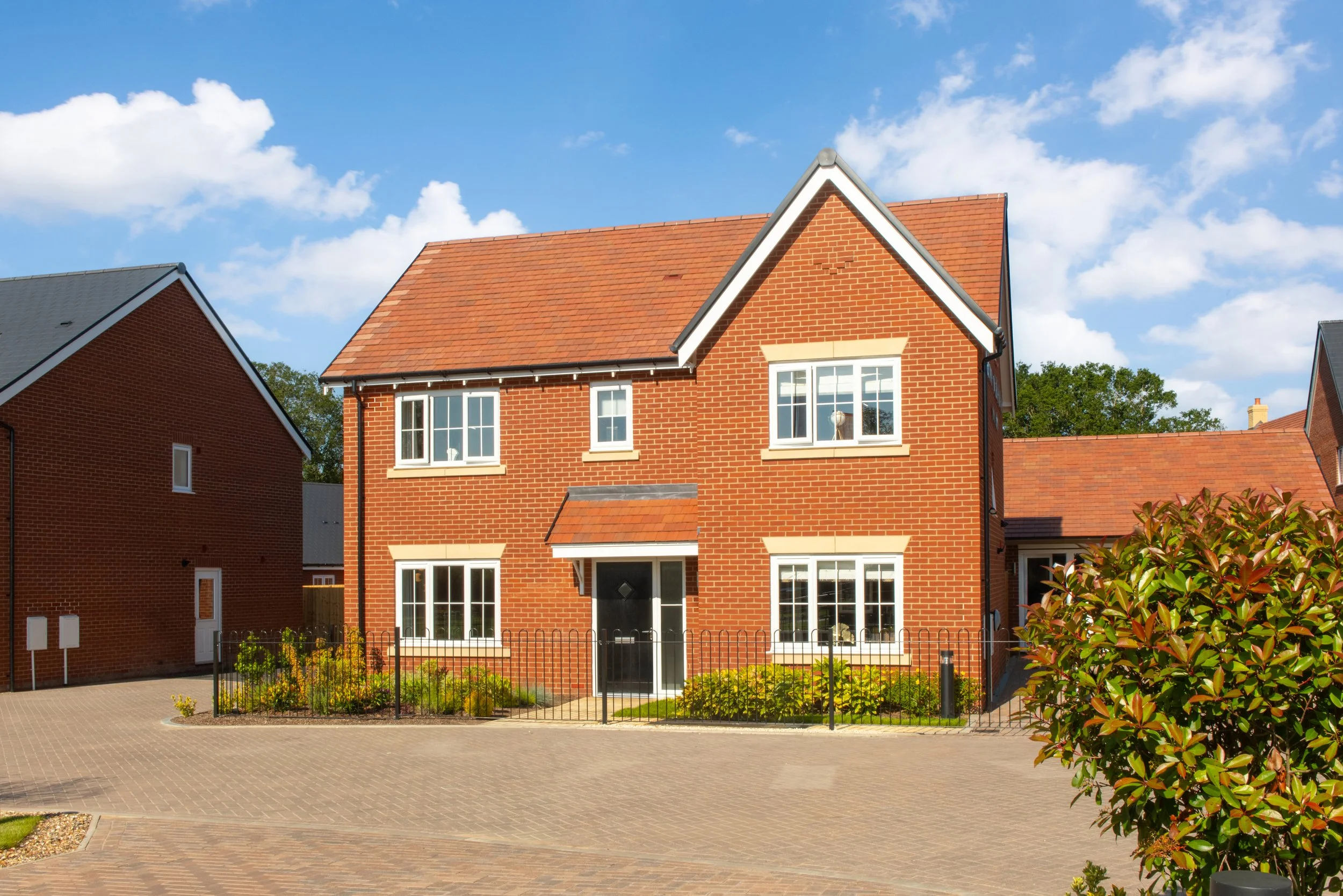 001 BellwayEssex_OakfieldsPark_Product_Website.jpg