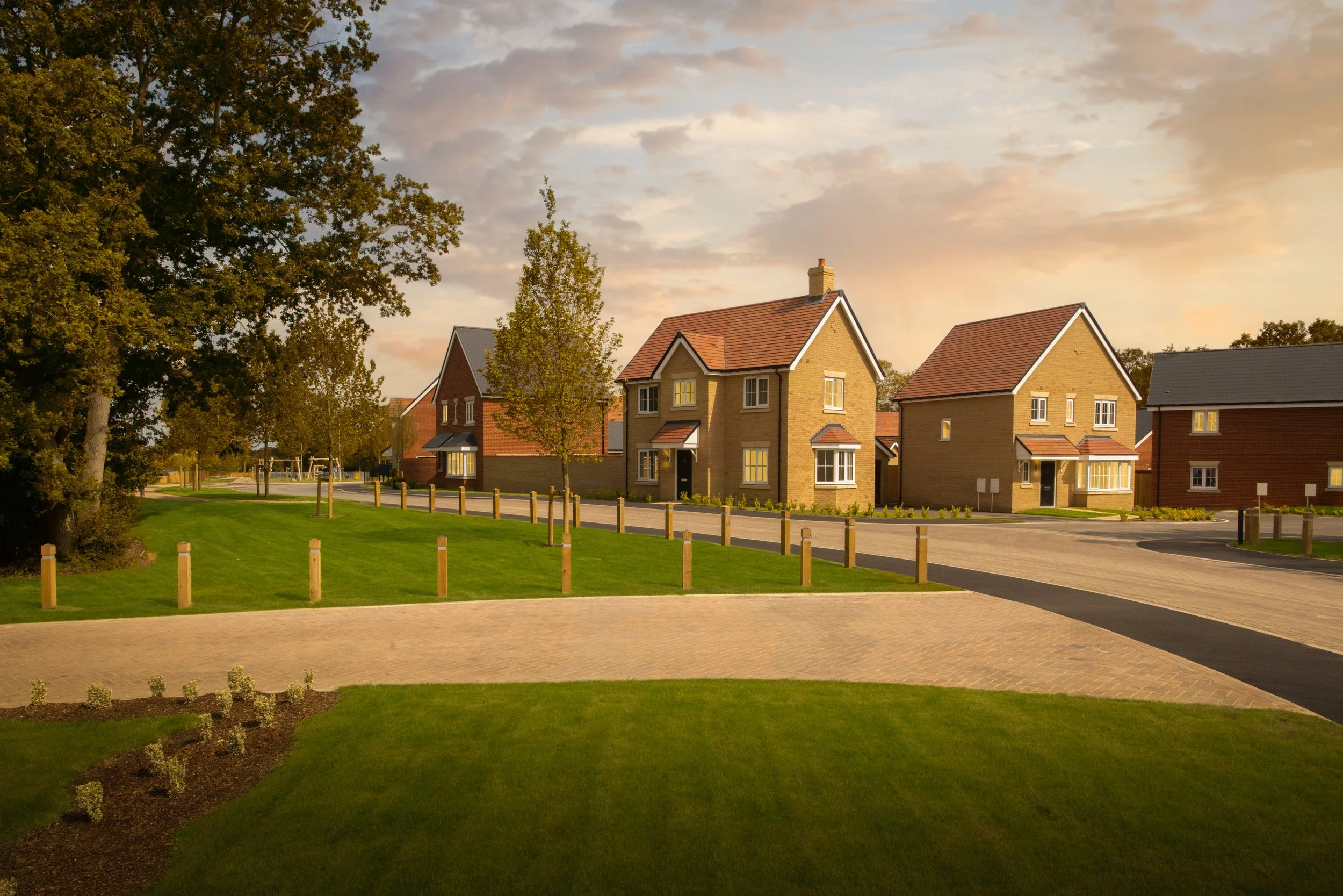 003 BellwayEssex_OakfieldsPark_SS_Dusk_Website.jpg