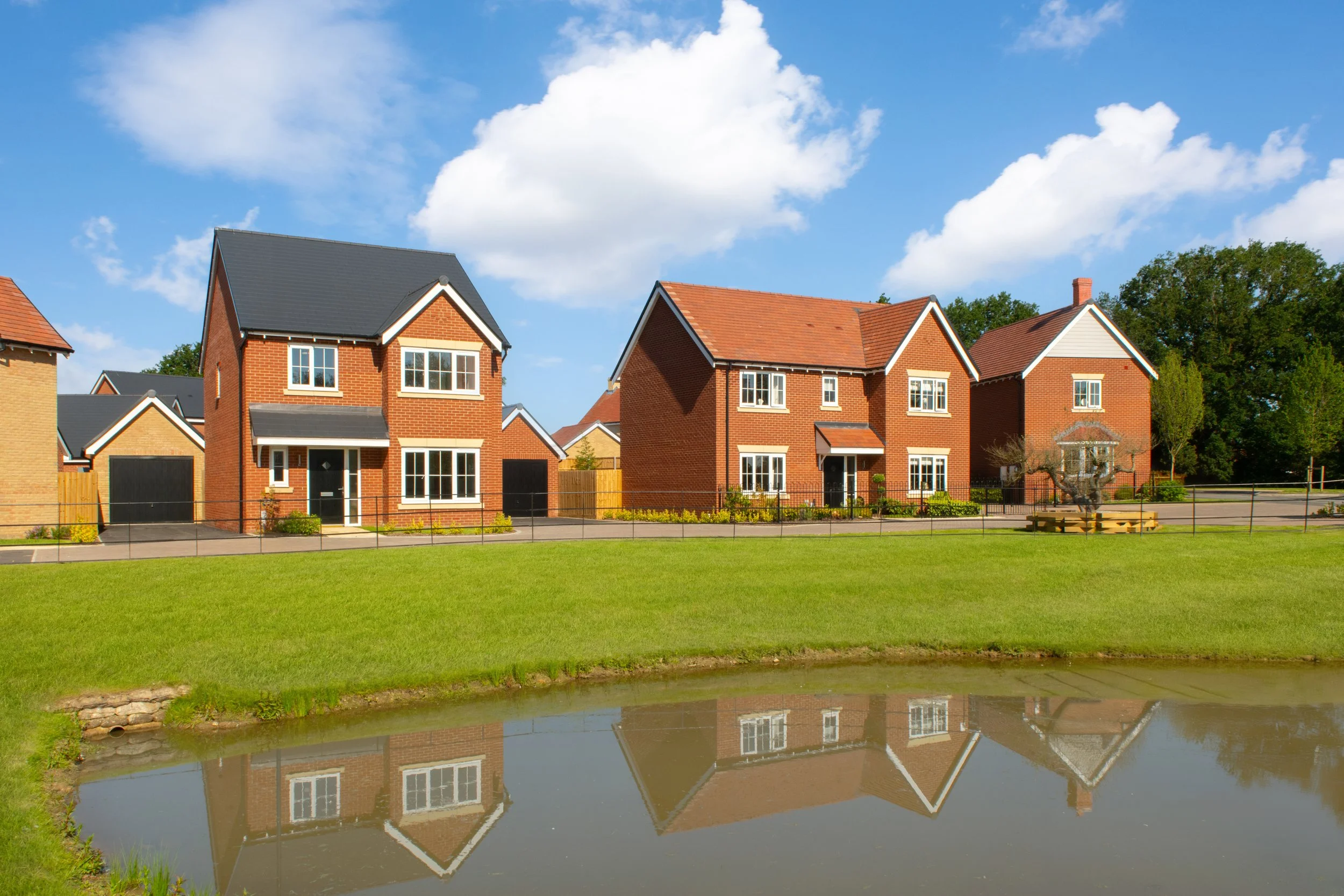 010 BellwayEssex_OakfieldsPark_SS_Website.jpg