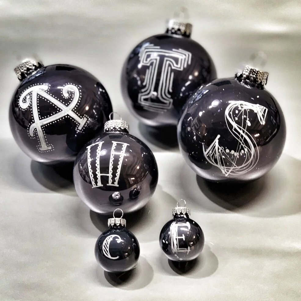 Kalligrafierte Weihnachtskugeln