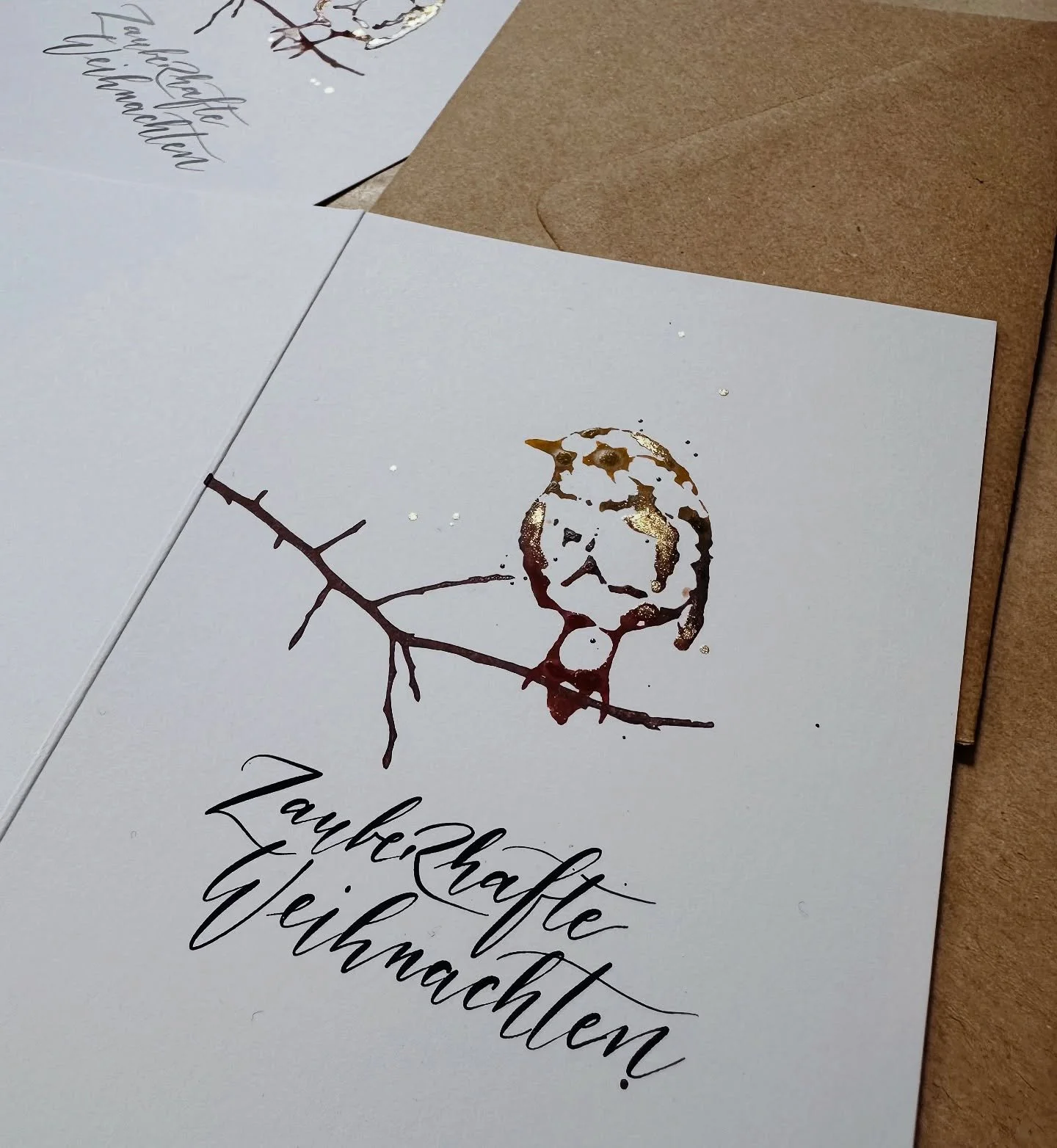 It&rsquo;s the season&hellip;.⭐️
Die neuen Weihnachtskarten vom SCHRIFTSCHATZ sind bald im online Shop erh&auml;ltlich. 
Und wenn Du Lust hast, deine Karten selbst zu gestalten - schau ins Workshop Programm. Da ist einiges dabei. 
Zum Beispiel &bdquo
