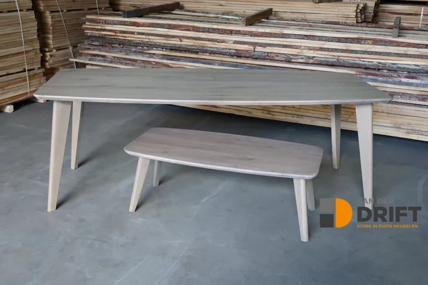 daan_eet_en_salontafel_poot_bram_meekleurend.jpg