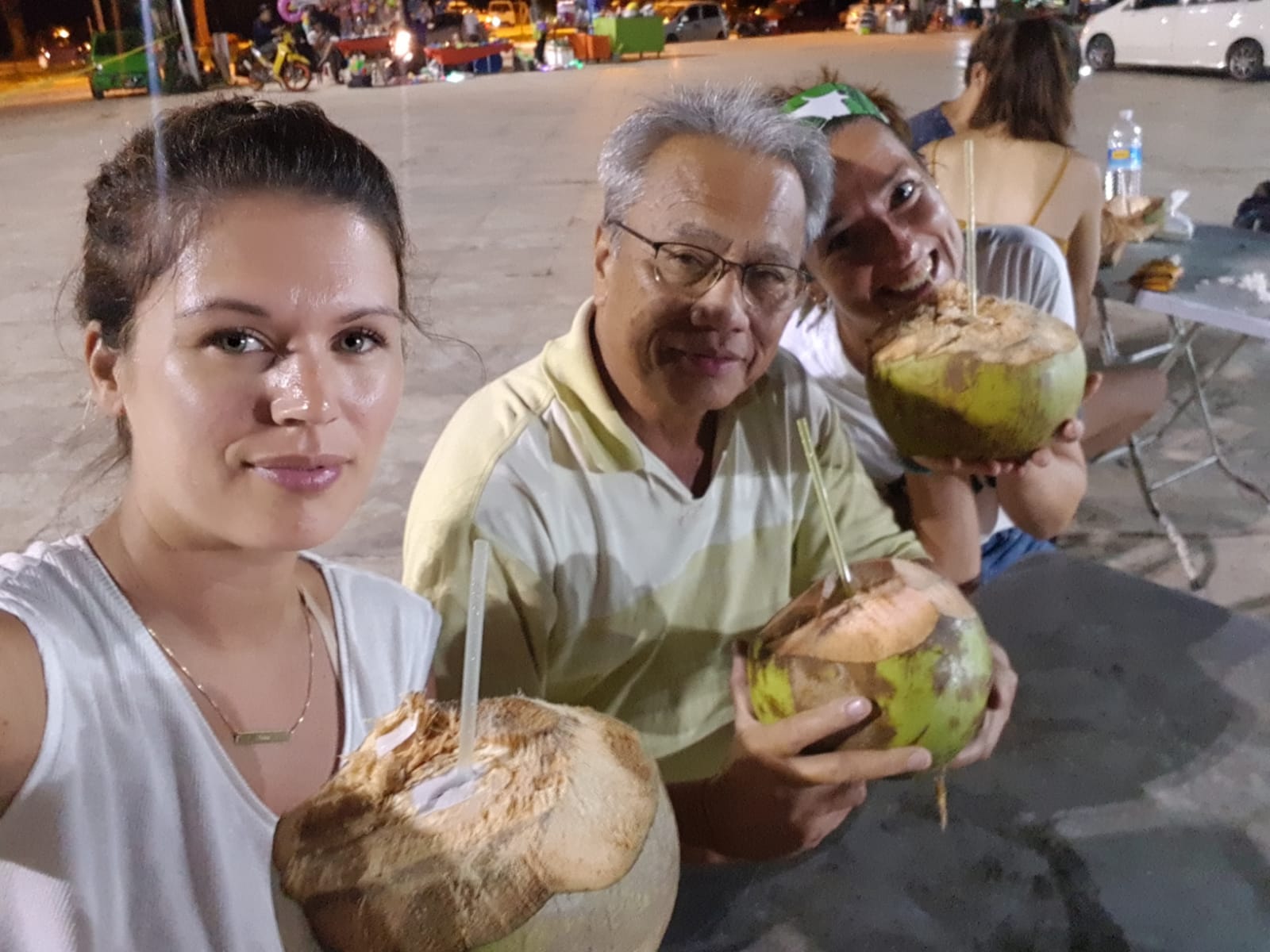 Kokosnootje op lokale markt met Uncle Eddie - Wat een bijzondere ontmoetingen.