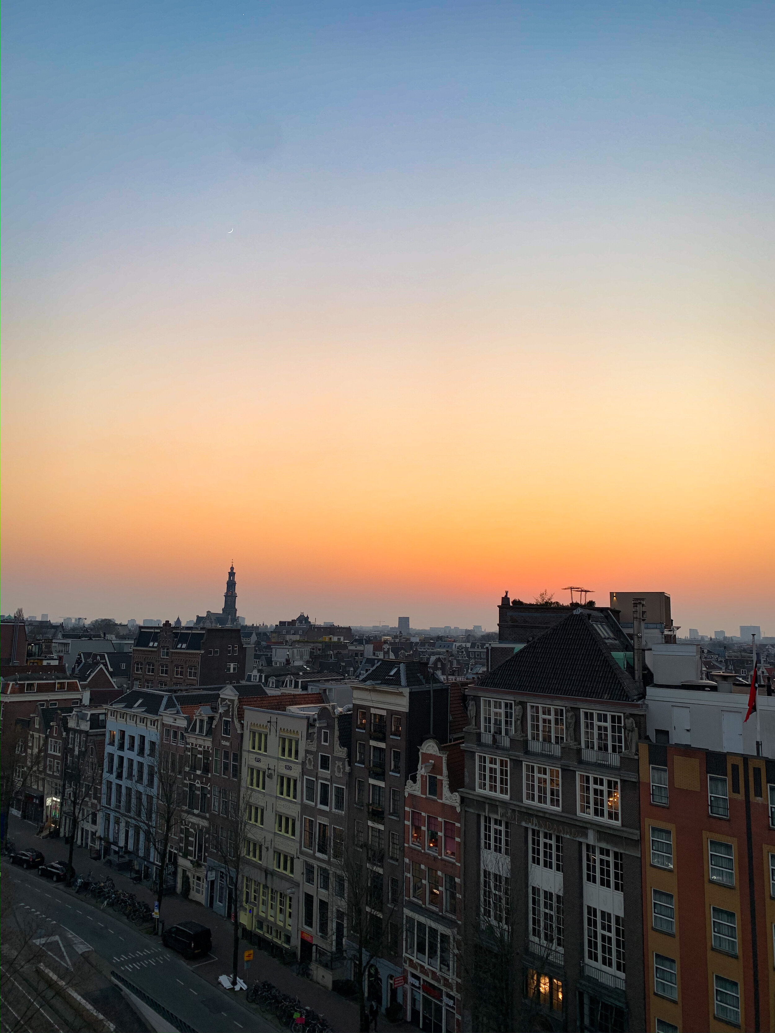 Op het dak van mijn mooie bureau. Stil Amsterdam met zonsondergang.