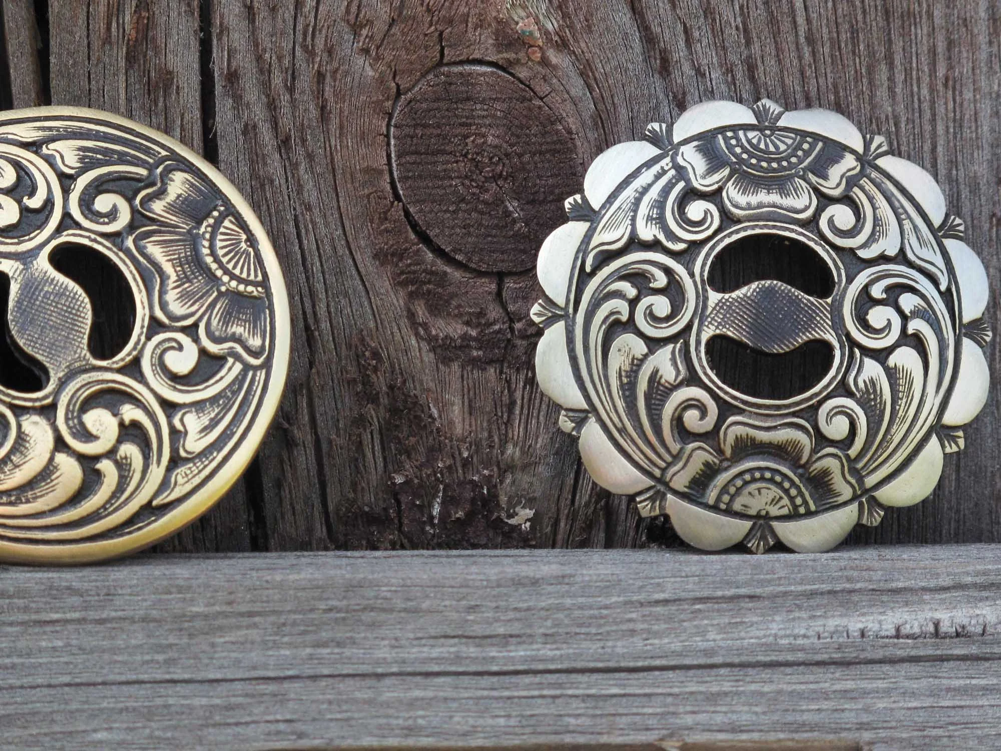 Mincer buttons in brass and cowboy-silver