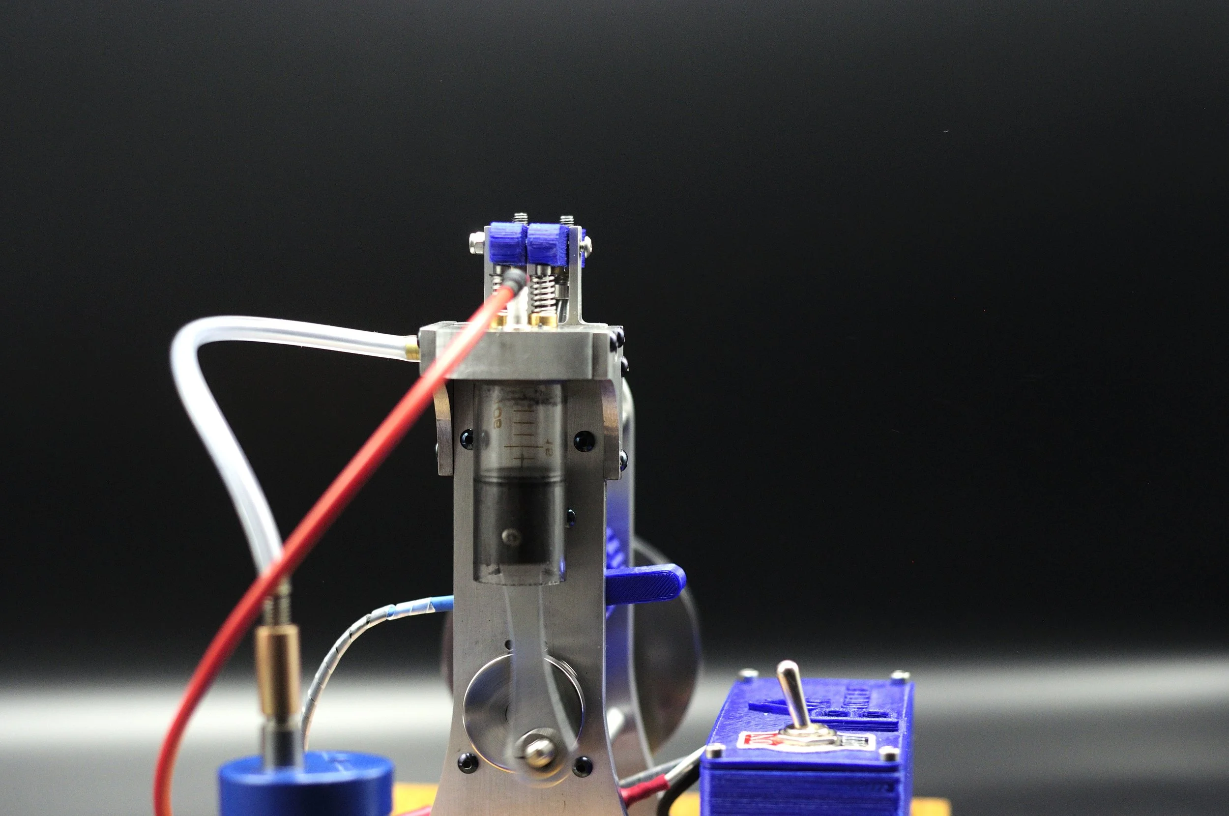  the front of the engine showing the crankshaft, conrod, and piston 