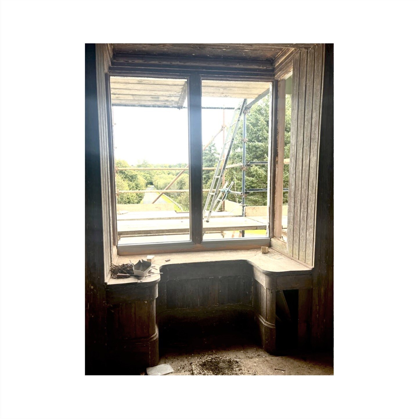 M O H I L L - L O D G E
P R O G R E S S
2 of 2

At Mohill Lodge we have a number of these beautiful seated bay windows which are being restored.

While we have the diamond leaded glass out of the window frames it is great to see the window seat in co