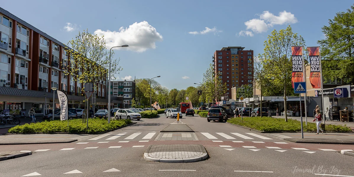 winkelcentrum-van-der-hooplaan-vanaf-rotonde-noord-Joy-vd-Valk.jpg