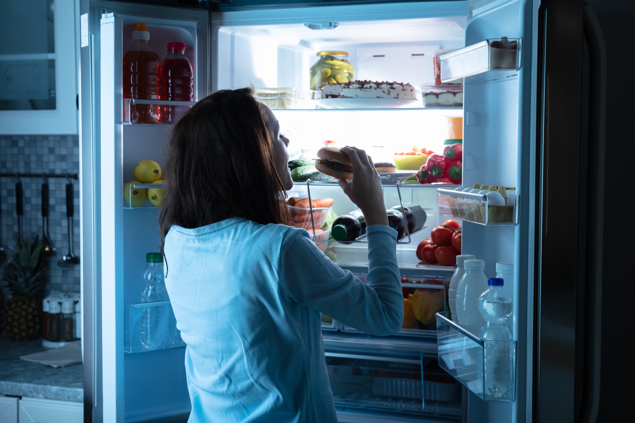 Почему ночью еда. Девушка у холодильника ночью. Человек в холодильнике. Человек у холодильника ночью. Человек ест ночью.