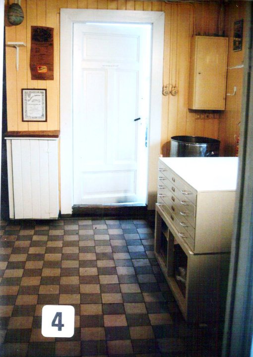  Fabrikk-kjøkkenet og inngangen, der Rekene ble kokt på vedfyrte ovner. Originale gamle gulvflisene i Fabrikk-kjøkkenet. 