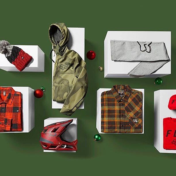 ❤️💚✍️Candace worked with @foxracing to a create eye-catching holiday campaign imagery. 📸 Check it out and keep the holiday vibes rolling. ✨🎄🎁🔔