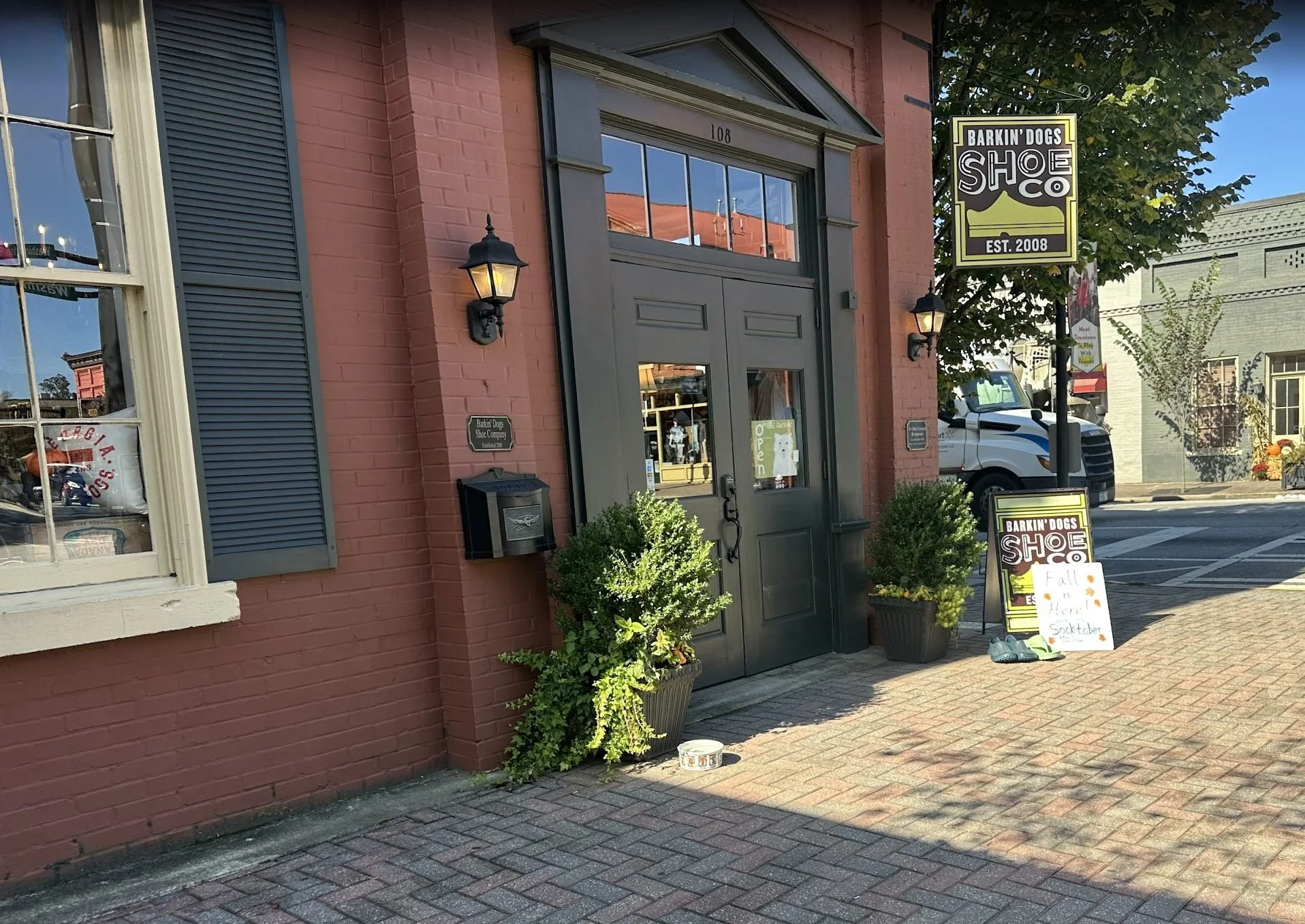 Barkin-dog-shoe-store.jpg