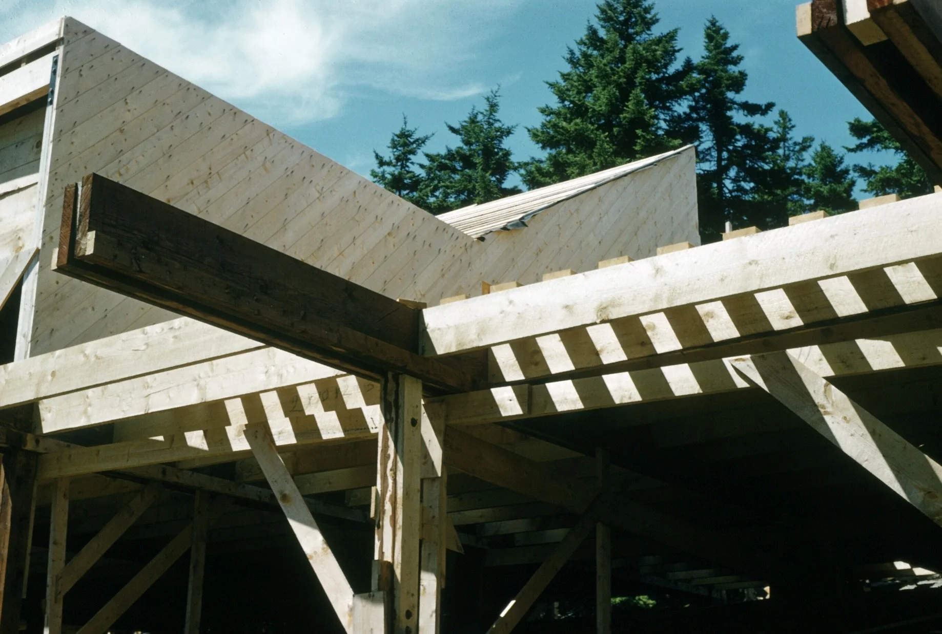 In the summer of 1961, Haystack opened its new campus on a rocky, lichen- and moss-covered ledge on the eastern side of Deer Isle. 🪨🌊🌲

The decision to move came after the state of Maine announced plans to build what would become  Route 3. This de