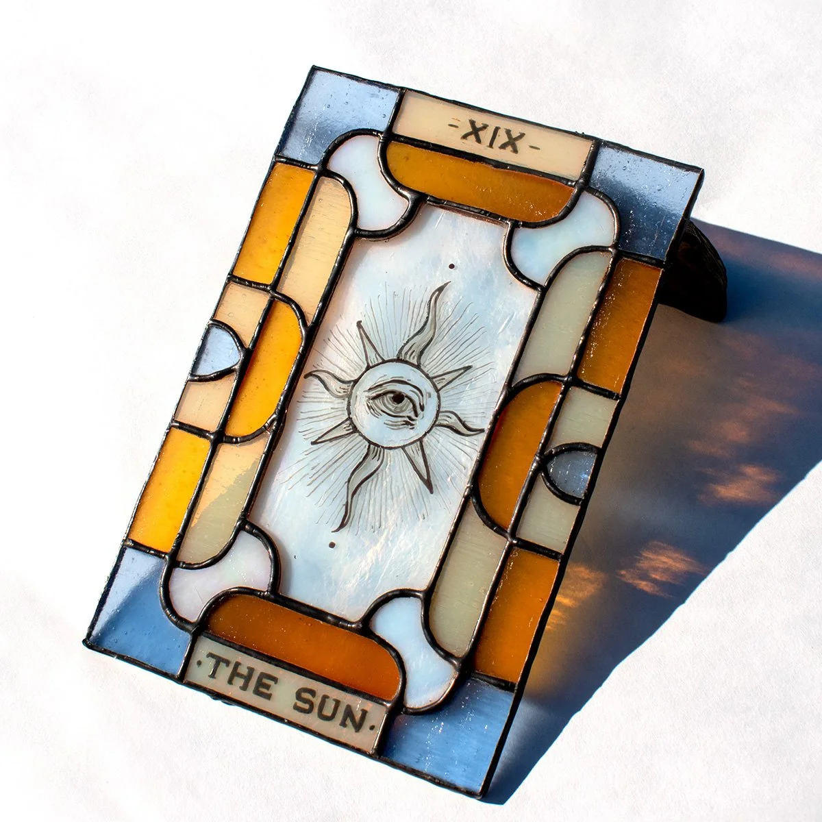 Echoes: Interconnections between Metal and Glass