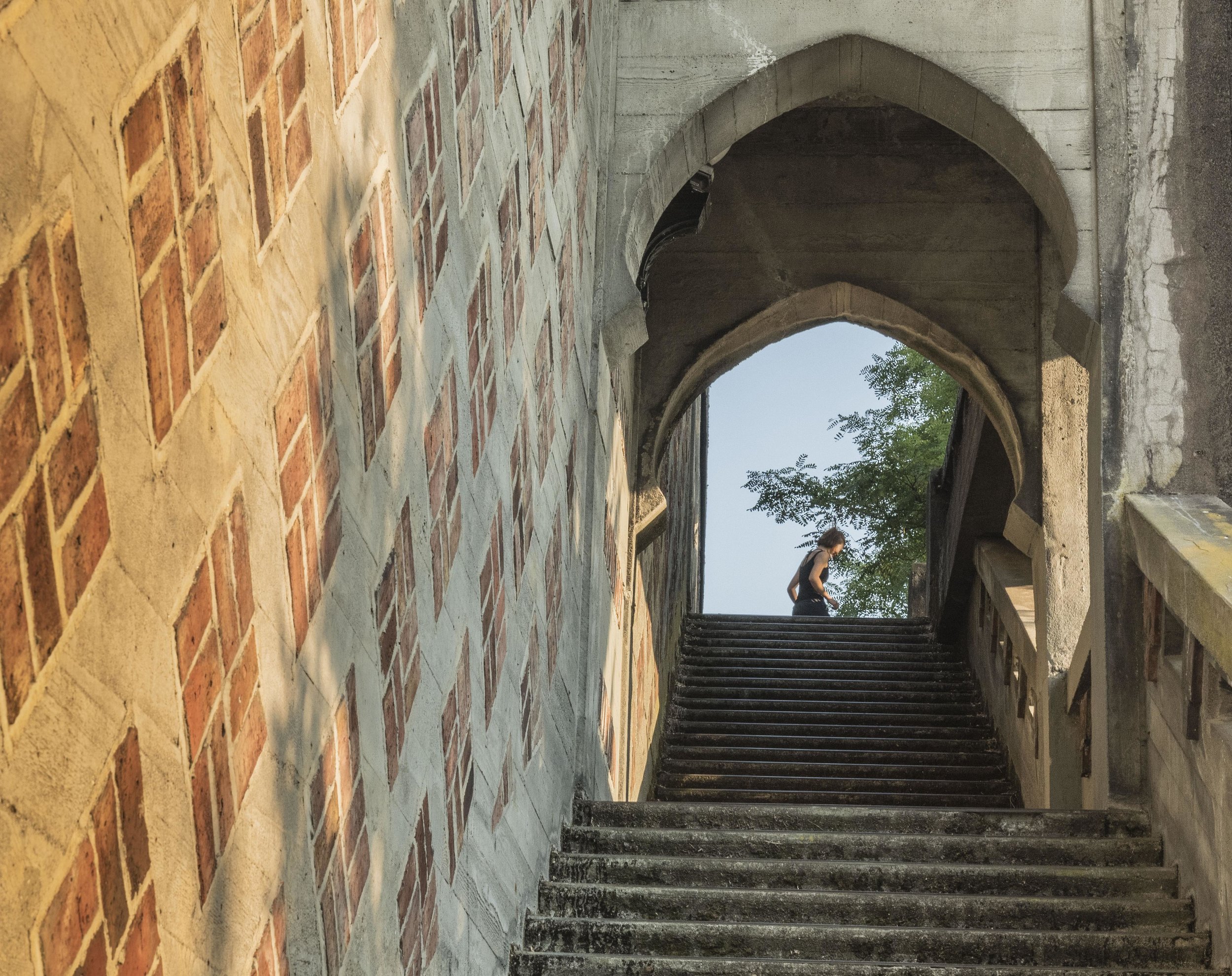QAnne_runner_in_archway-1.jpg