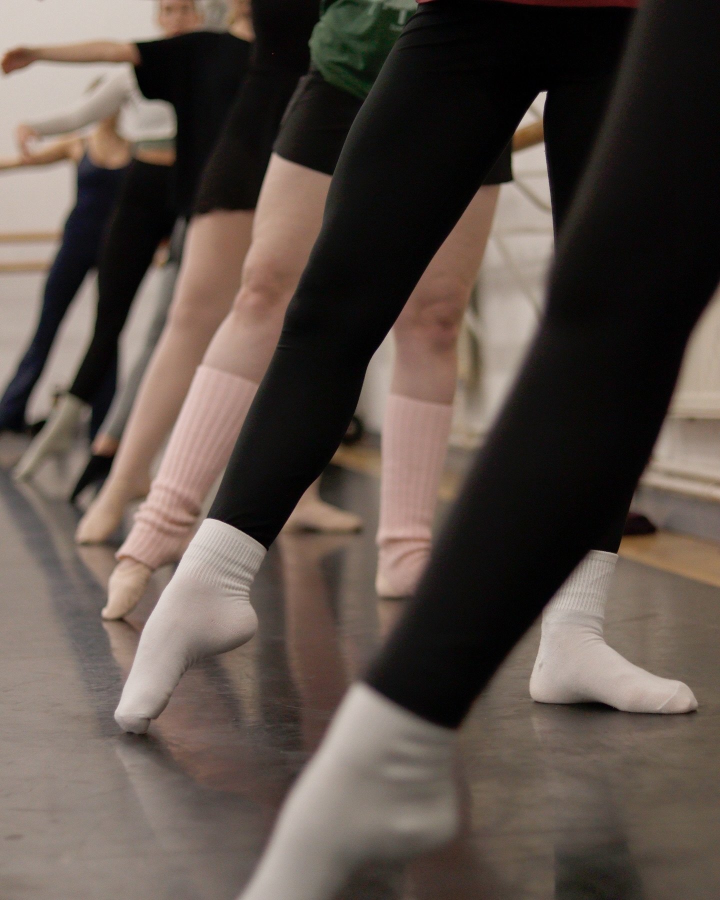 Our Pre-Pointe and Pointe class runs every Friday online. 1-2pm via Zoom with @dance.withjuli 

You can join live or access the recording. Book a drop-in via the link in our bio :)

📸 of our Beginner students by @emilydurhamphotography 💕