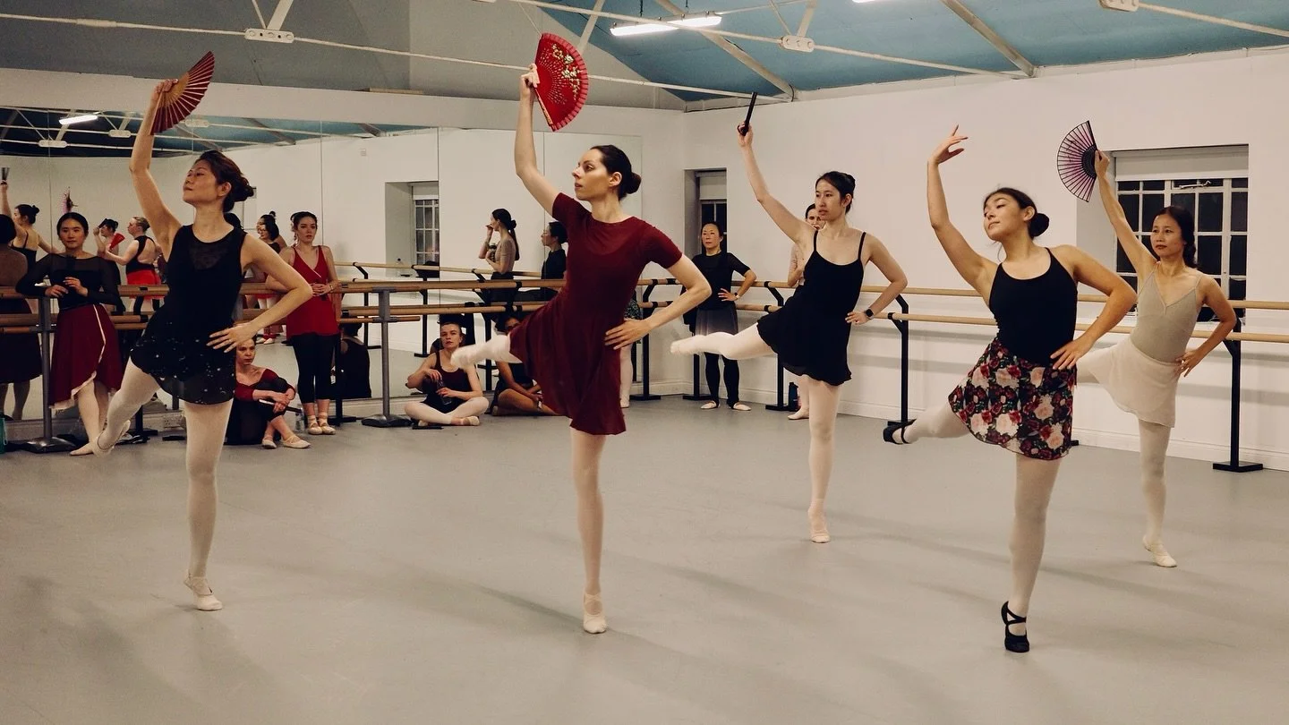 Throwback to this shot by @colmanareilly 💕

Featuring dancers learning some of the Kitri variation in a special masterclass led by Sae Maeda 😍

Curious to know the different props you&rsquo;ve danced with before? (The fan is quite a difficult one b
