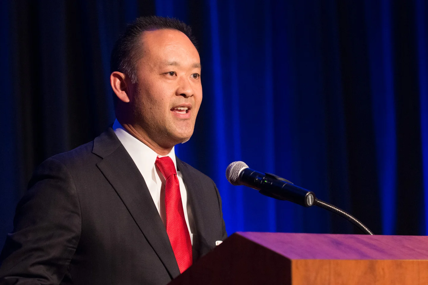 H64 Kenzo Kawanabe Presents the Outstanding Sustained Contribution Award 1 (Photo courtesy of Hartmannphoto, LLC).jpg