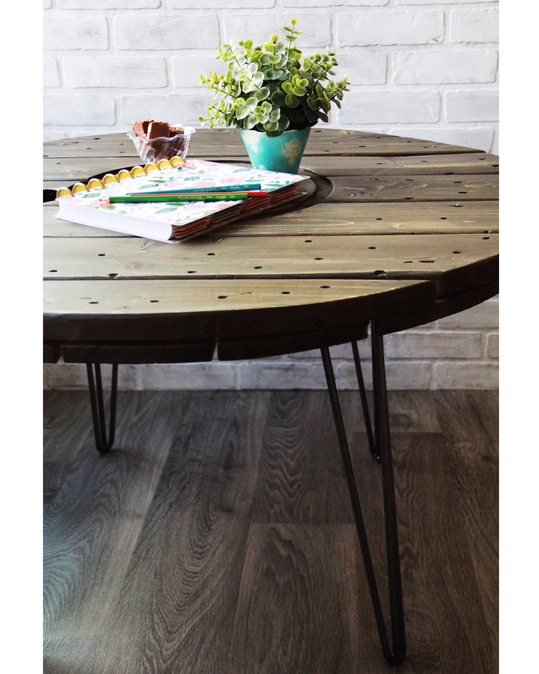 How to Make a Rustic Industrial Table + Faux Stain, table Makeover DIY makeover, DIY furniture makeover, DIY at home project, furniture makeover project, furniture makeover project, before and after furniture makeover, BB Frosch, chalk paint DIY, chalk paint furniture makeover project, DIY furniture makeover inspiration, DIY home weekend project, easy DIY home decor, How To Make a Table, Furniture Makeover Inspiration