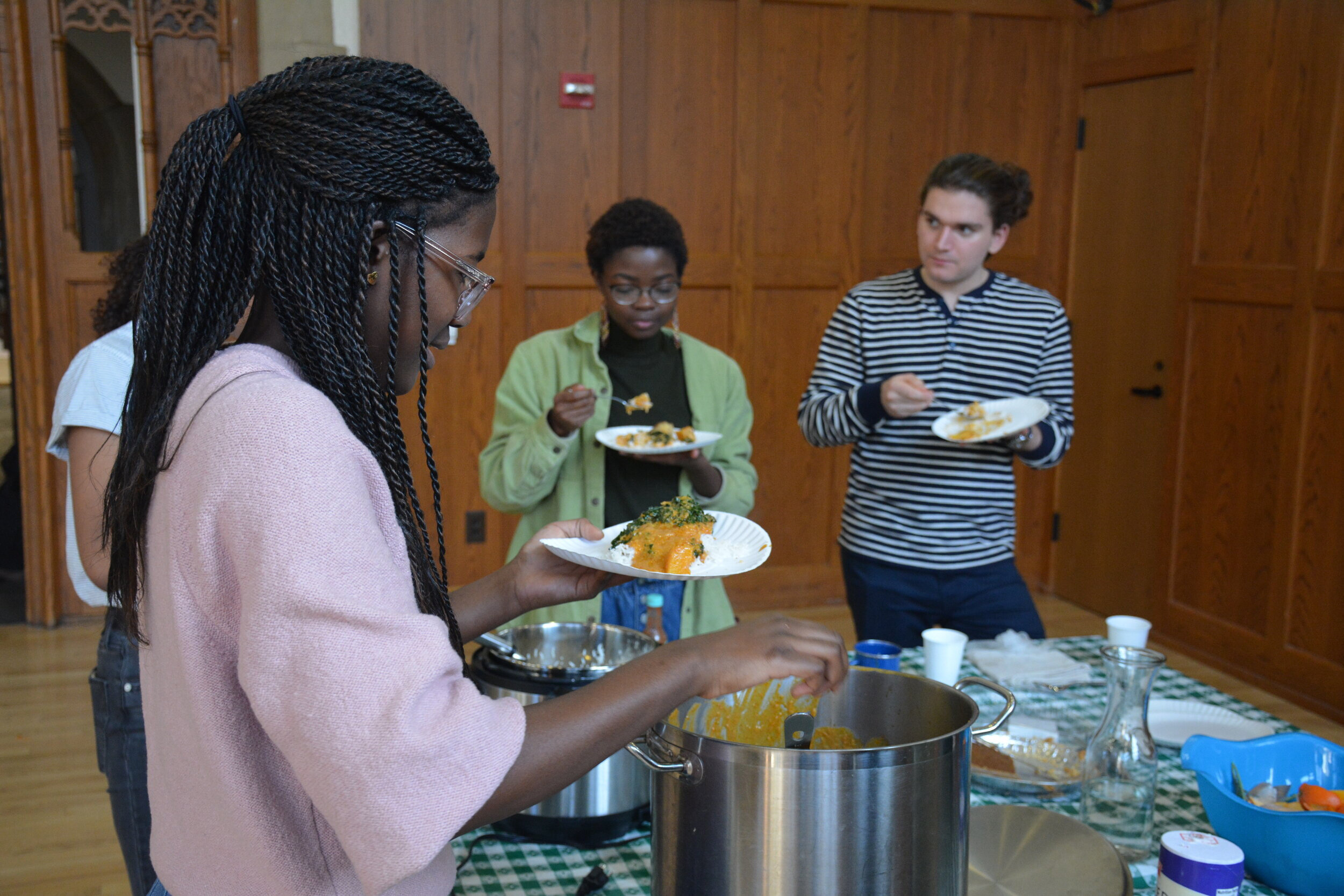  Students enjoy a snack, or (second) lunch. 