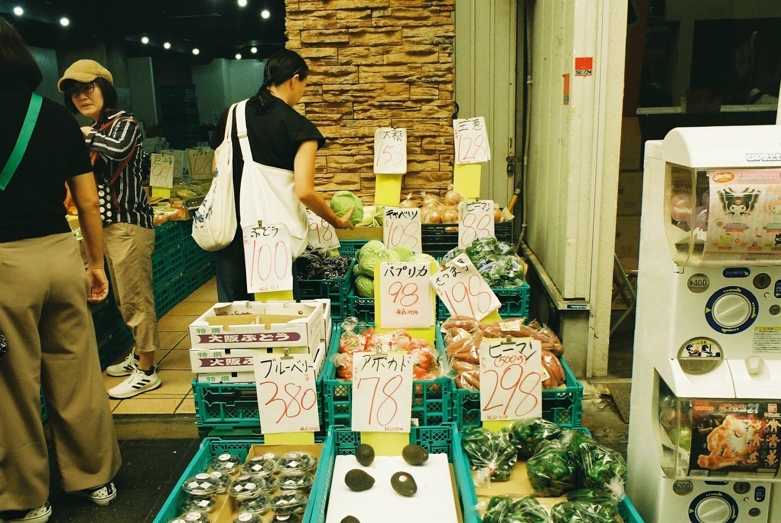  Kuromon Ichiba, a famous market in Osaka where Chef Yoshinaga used to get ingredients for his previous Osaka restaurant. 