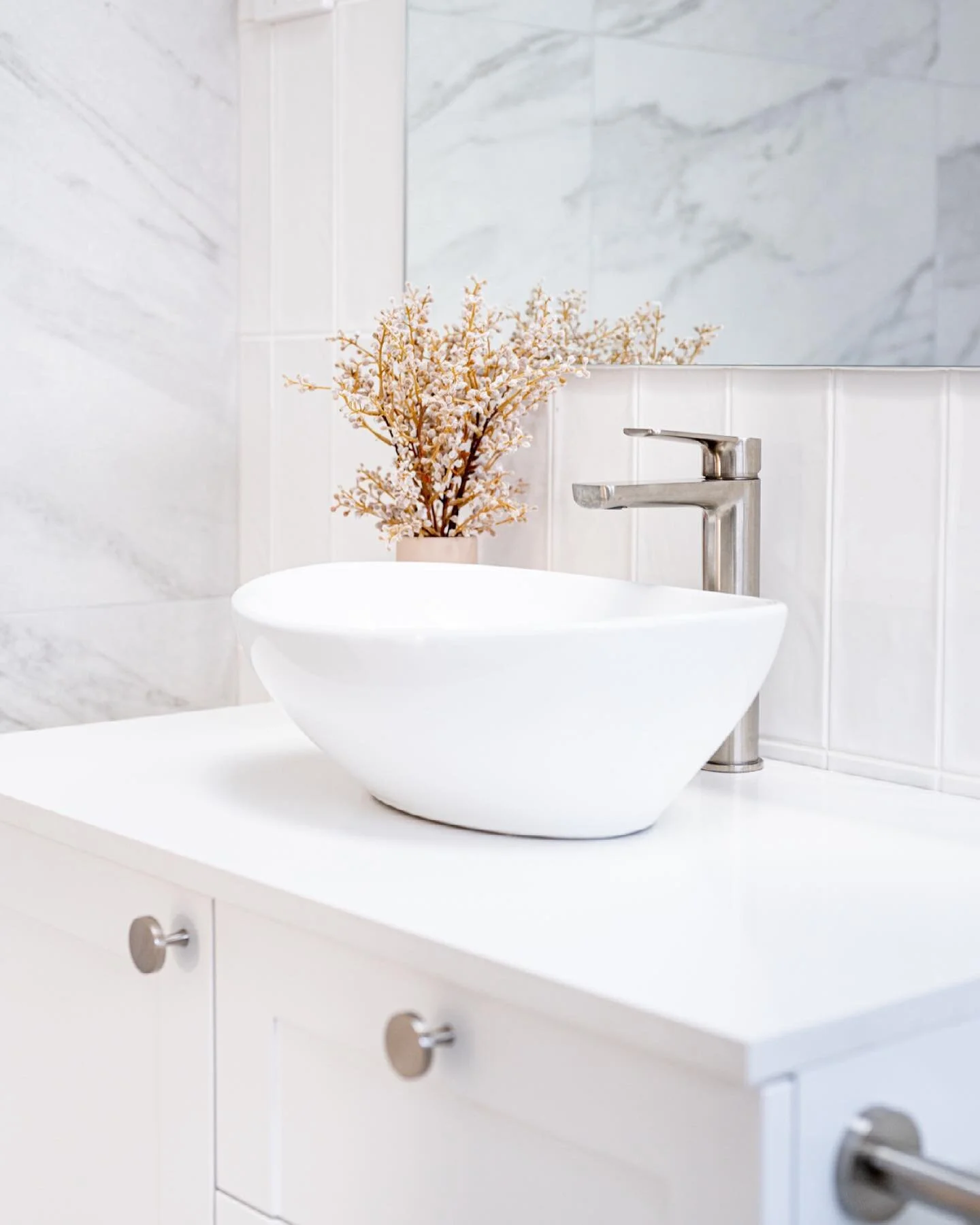 Poor little bug on the wall, Ding! Jing! No one to love him at all, Ding! Jing! No one to tickle his nose, Ding Jing! 🎵 &hellip; We&rsquo;d be happy to be washing our hands in this bathroom any day.

Melba &bull; Renovation &amp; Extension 

📸 @ash