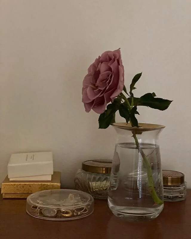 When a client brings you beautiful rose during her kit pick up 🥰 smells so good!! Hope everyone is hanging in there!