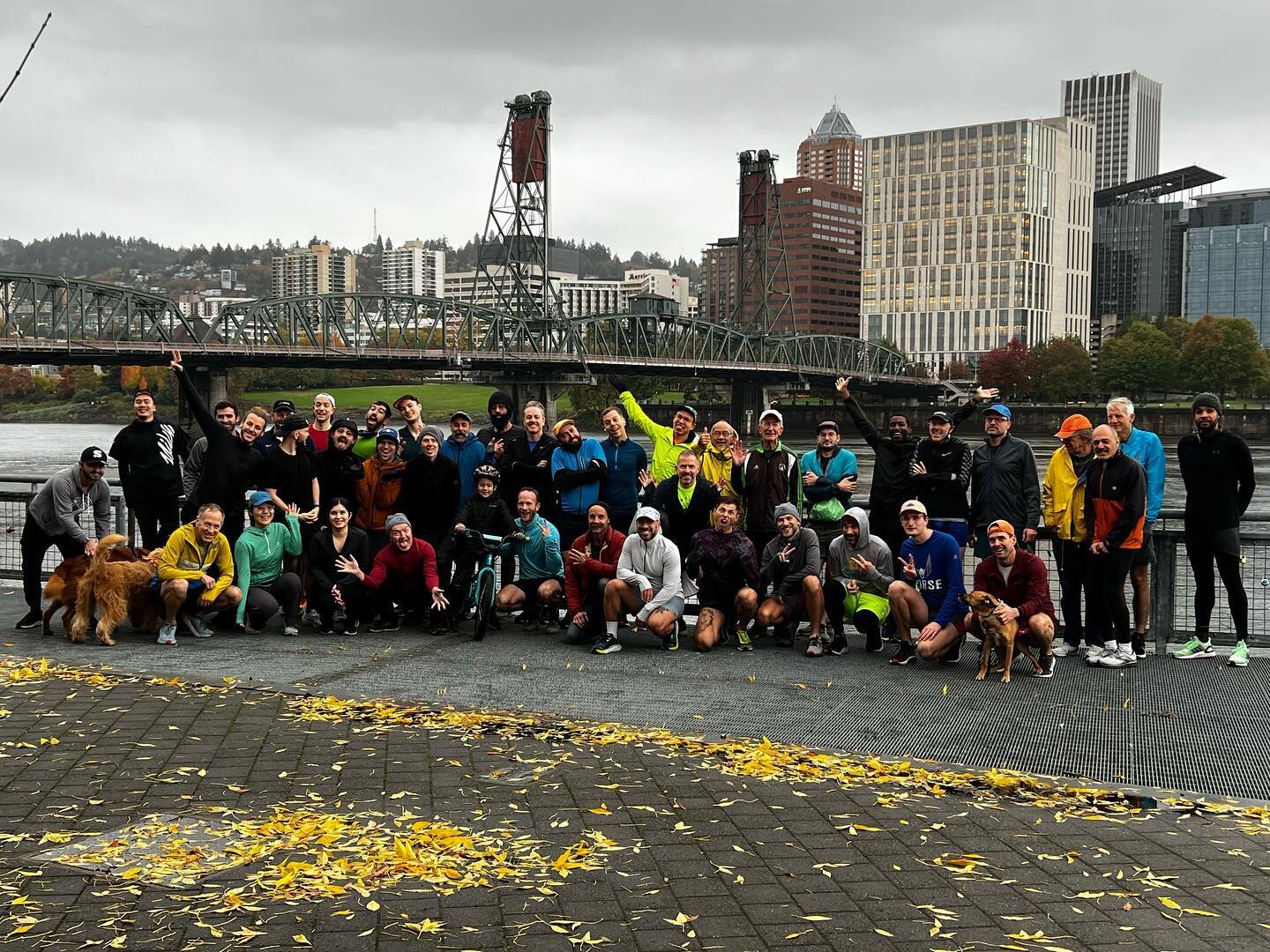 We had such a wonderful autumnal morning 🍂 with all these beautiful people on the waterfront! Plus after our morning run and walk we did a cleanup with @solveinoregon and @detrashportland. Thanks for all the volunteers that stuck around to help out!