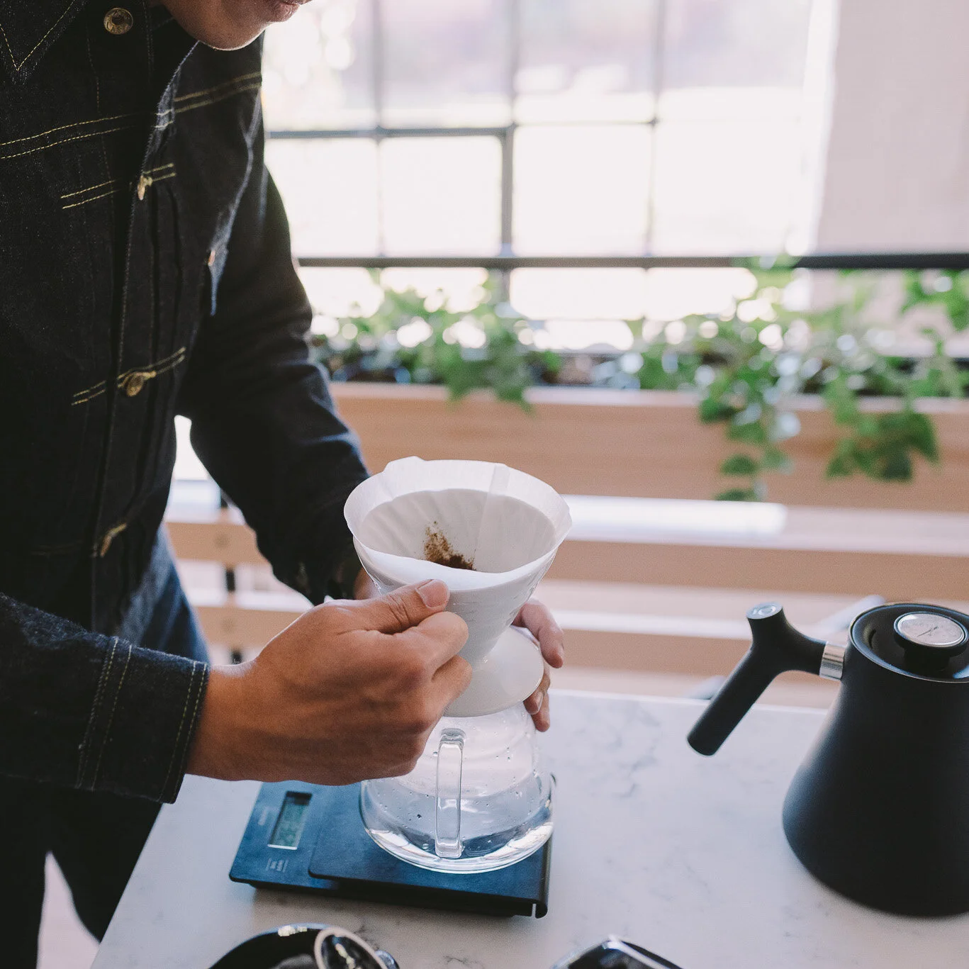 Tapping the V60 so that the coffee sits flat.