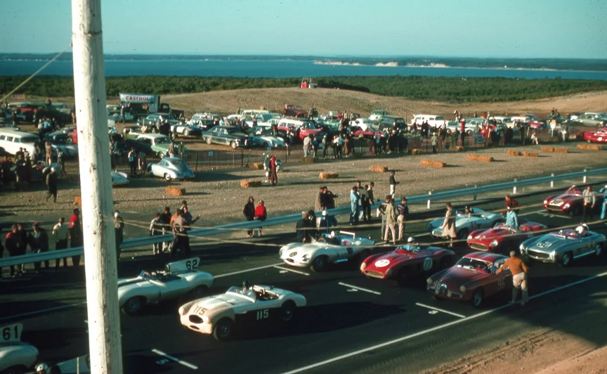 Three D Types at the front, a Healey 100S in the second row, but Phil Hill lurks in row 4 in the white Ferrari behind Bob Templar’s Jaguar XK-SS