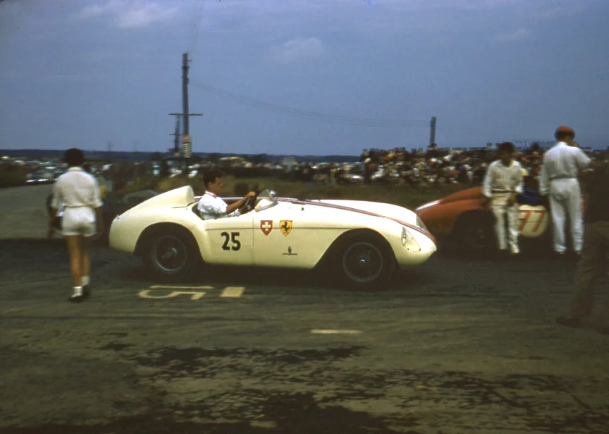 Gus Andrey's 2.0 Mondial Ferrari on the start grid. He finished 11th OA. 1st in EM