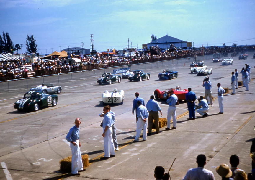 And they are off. Moss in #23, typically the fastest LeMans starter is slow getting off and #25 Hansgen who fastened his belts is also just getting started.