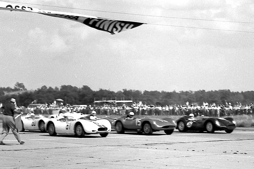 The fFlag drops and Ed Crawford (#61), Chuck Daigh (#15) and Fred Windridge (#36) drop the hammer. Hansgen #60 and Sadler are just behind in the second row.