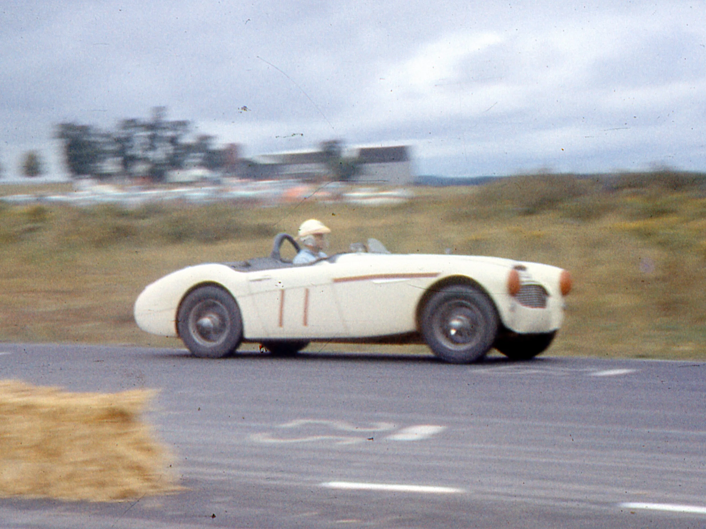 Dick Thompson was the only car to separate the AC’s. Even then a very quick river he takes this Austin Healey to 5th overall and winds D Production.