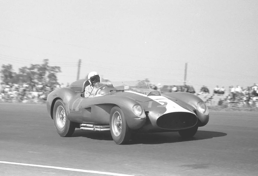 Alan Connell’s big 4.1 Ferrari in action. The V12 sounded wonderful as it headed up the hill and out onto the long front straight.