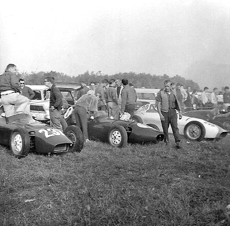 Formula Juniors paddock together in the grass. Charlie Kolb’s Elva in the middle with the Scorpions of Ray Heppenstall on right and John Holmes.