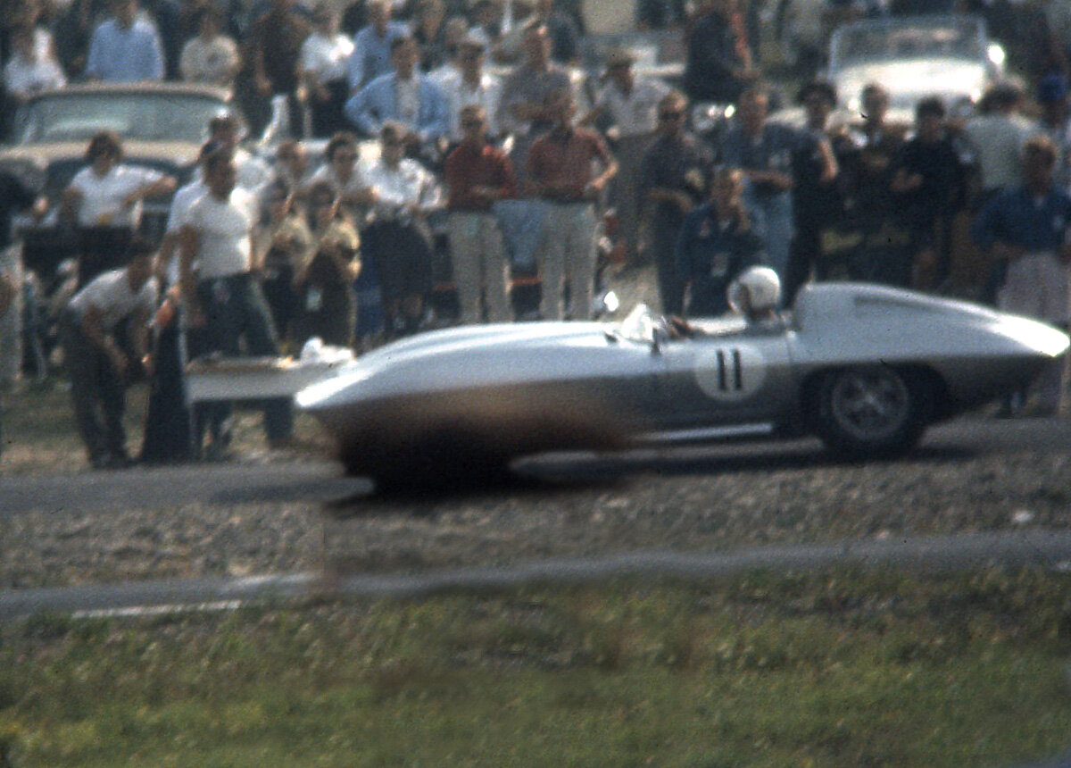 Dick Thompson brings the Sting Ray into the pits. The car suffered all weekend from a variety of ills. Thompson made a fabulous start and hounded Hansgen, but only for 1 lap, retiring on the 2nd.