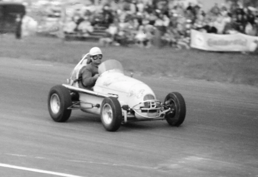 Jiggs Peters Offy Midget was second of the midgets, finishing 6th.