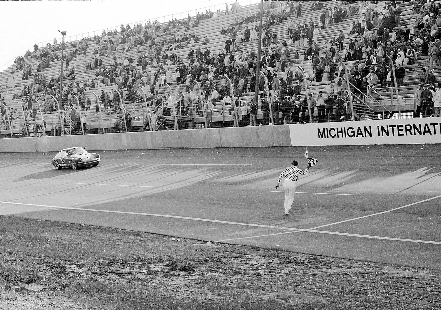  The Fred Baker / Dick Smothers Porsche takes the checker and 1st under 2 liter.  Yes, it is Dick Smothers of the Smothers Brothers TV shows 