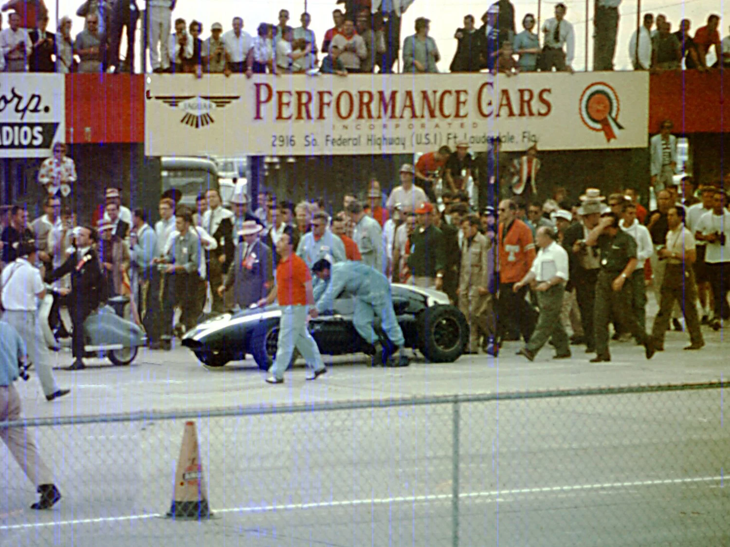 59 USGP Sebring Brabham pushes v3.jpg