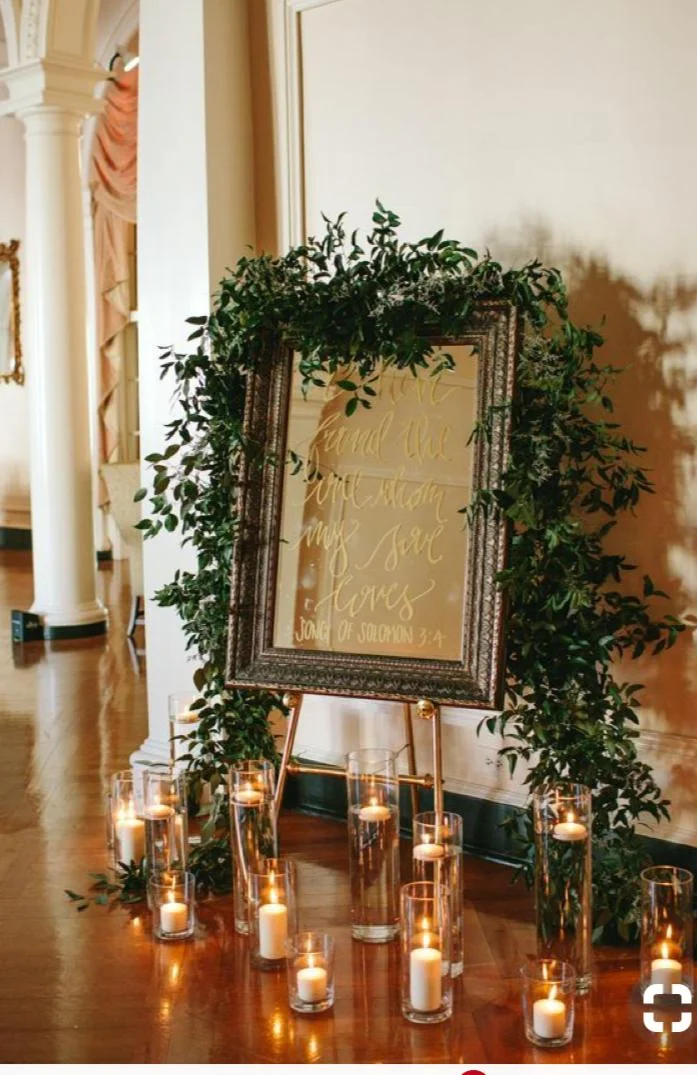 Elegant Metal Display Easel in Gold