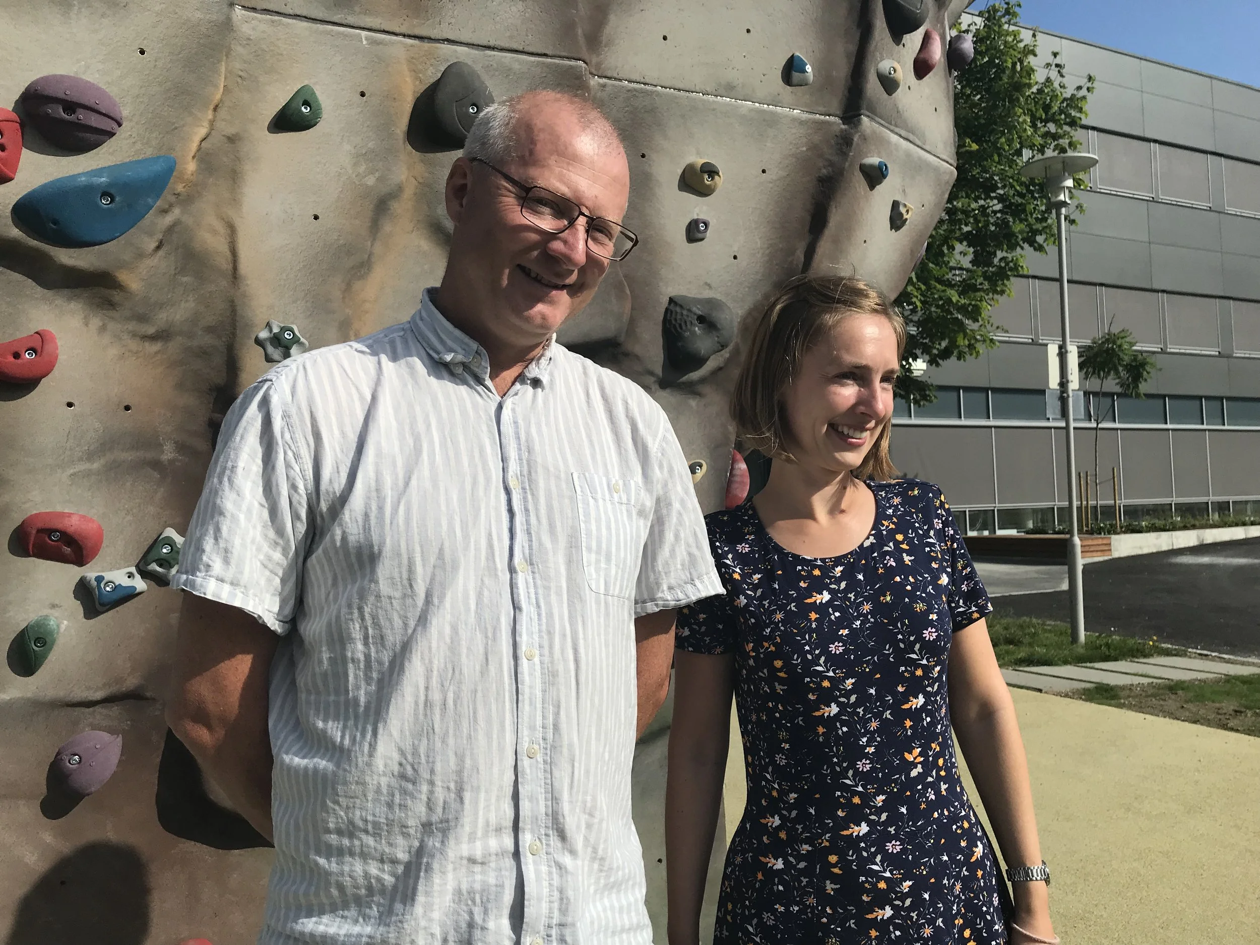 Senterleiar Carlo Aall og forskings- og høgare utdanningsminister Iselin Nybø på Fosshaugane Campus i Sogndal. Statsråden la vekt på at Noradapt fyller eit viktig behov.