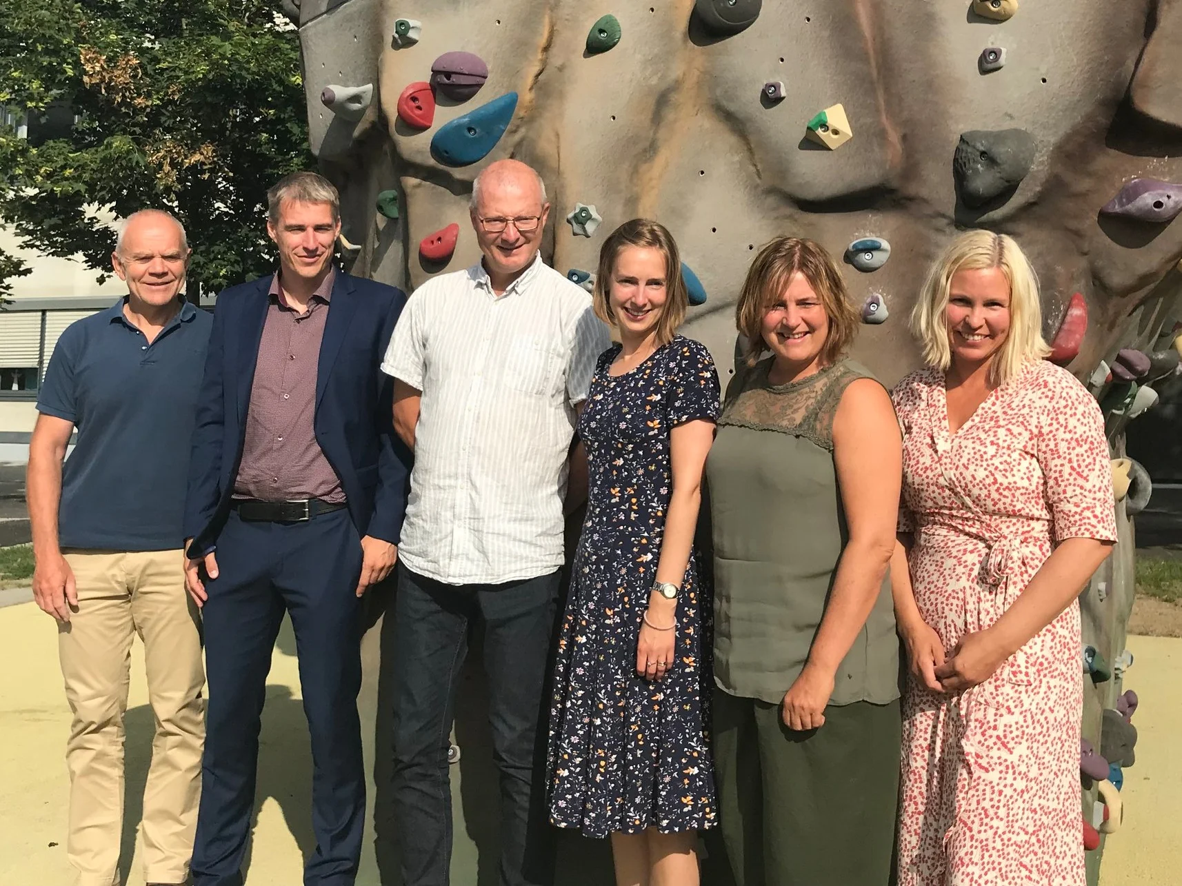 Eivind Brendehaug (nestleiar i Noradapt), Hans Jakob Walnum (konstituert direktør i Vestlandsforsking, Carlo Aall (senterleiar i Noradapt), Iselin Nybø (forskings- og høgare utdanningsminister), Trude Risnes (varaordførar (V) i Leikanger kommune), Torunn Hønsi (brukarkontakt i Noradapt).