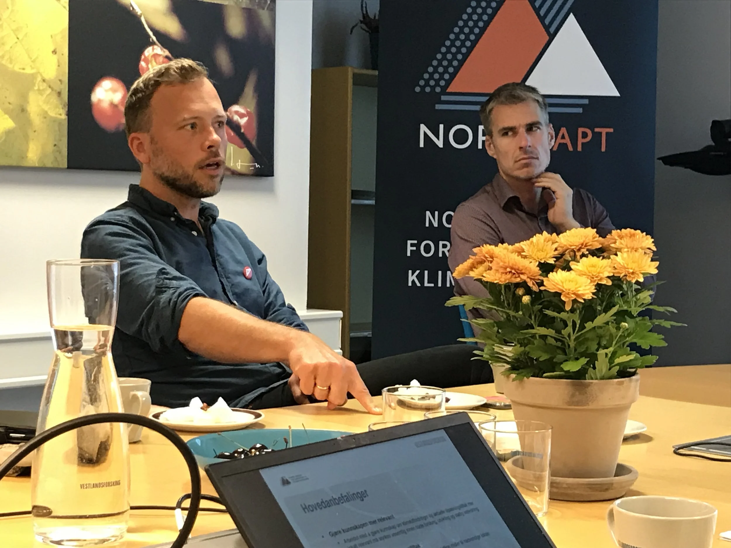 Partileiar i Sosialistisk venstreparti, Audun Lysbakken, besøkte Noradapt og Vestlandsforsking som del av ei rundreise i Sogndal og Jølster. Korleis politikarane kan gå fram for å få innbyggarar flest med på klimavenlege justeringar av forbruket sitt, var eit viktig tema for Lysbakken. Han fekk fagleg støtte for tankegangen om at slike endringar må vere kollektive og rettferdige. (Foto: Idun A. Husabø)